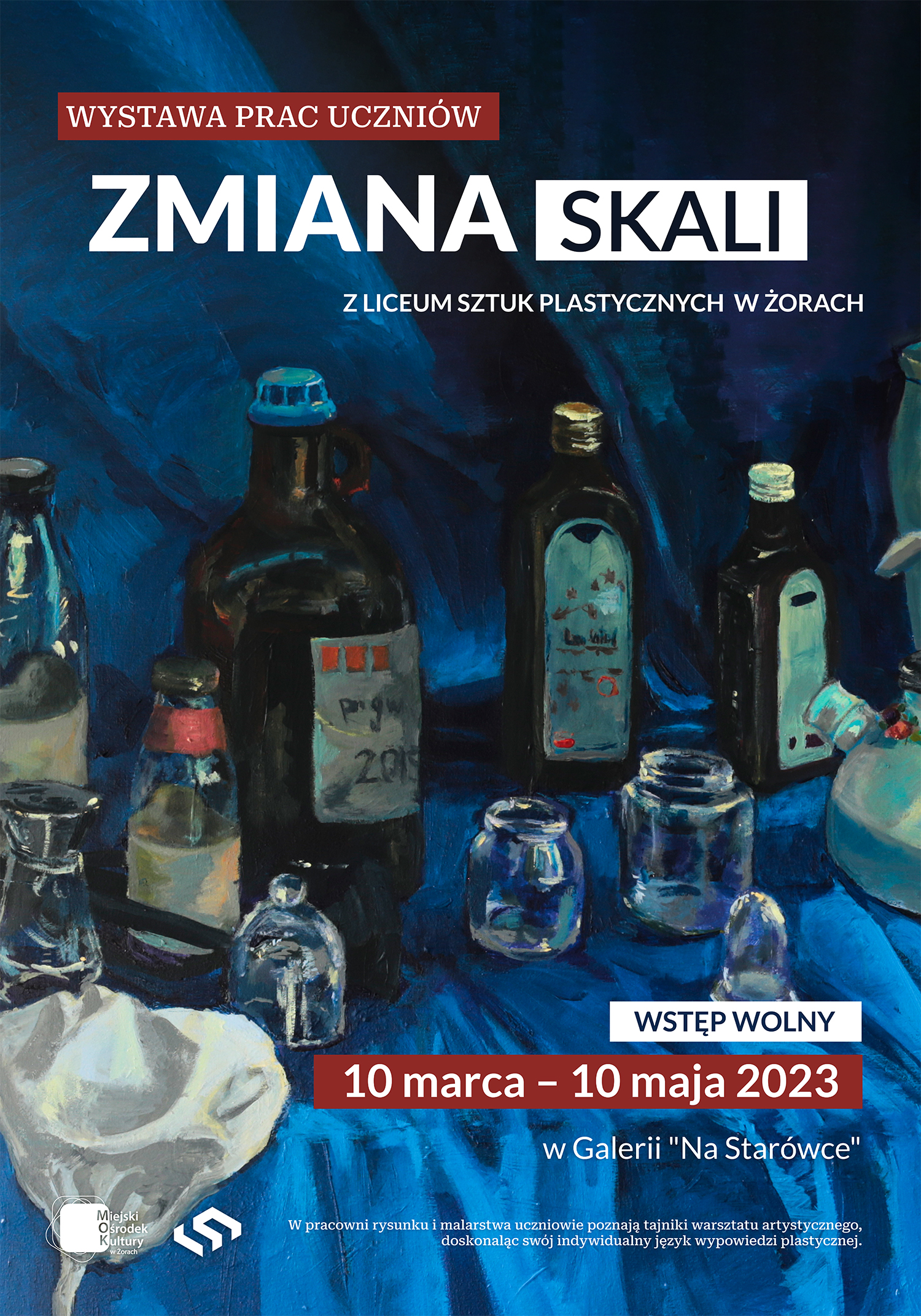 plakat przedstawia zdjęcie pracy jednego z młodych artystów, akryl, butelki i szklanki na ciemnoniebieskim tle oraz informacje zawarte w tekście