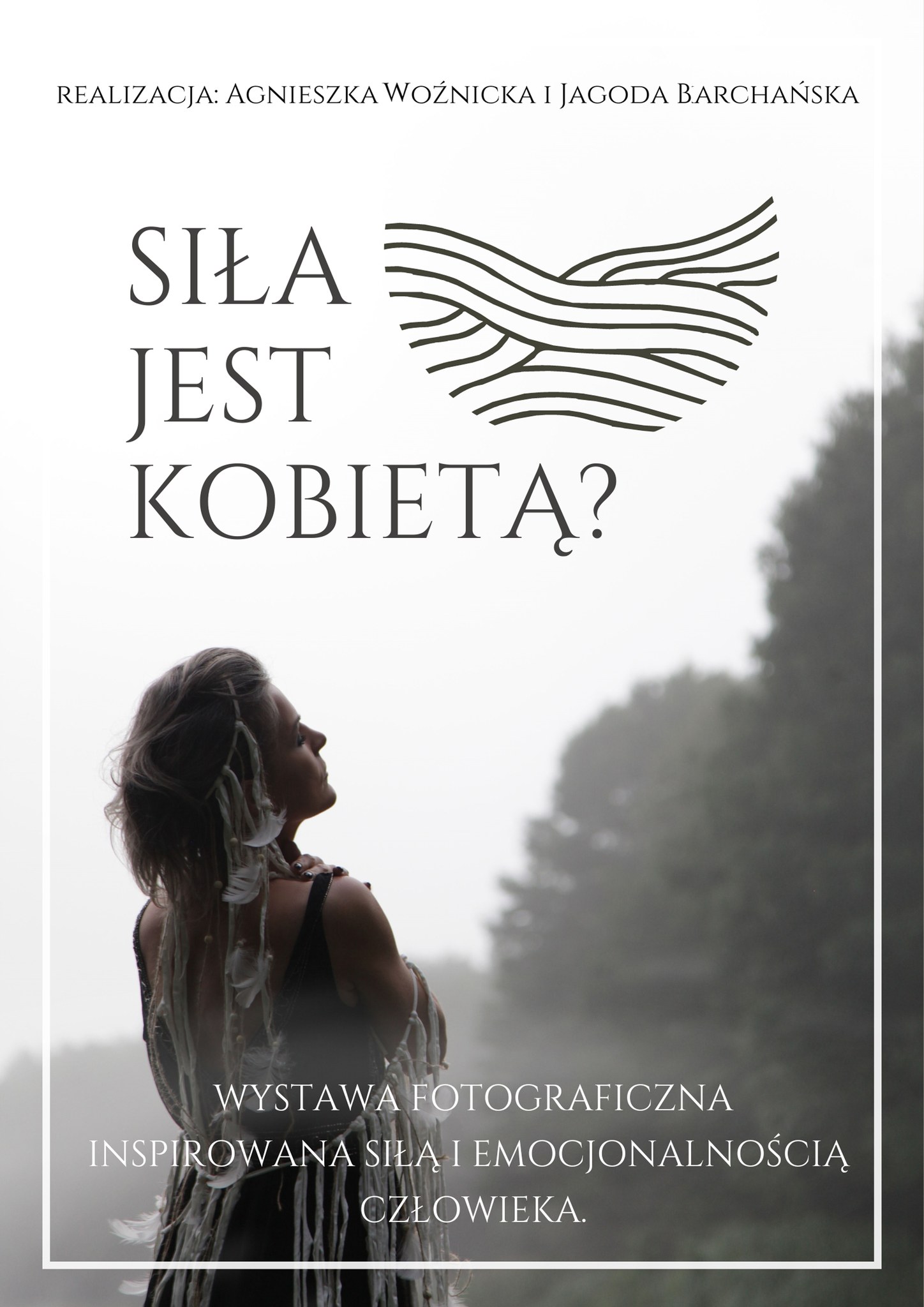 zdjęcie kobiety w słowiańskim stroju, obejmuje się ramionami, ma zamknięty oczy